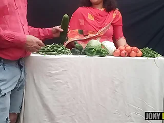 Sabji vechne Waali ko khule bazaar mein hi chod diya, consummate indian sex video by jony darling