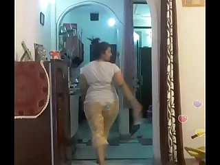Hot desi indian bhabi shaking her sexi pest &boobs on bigo live...4